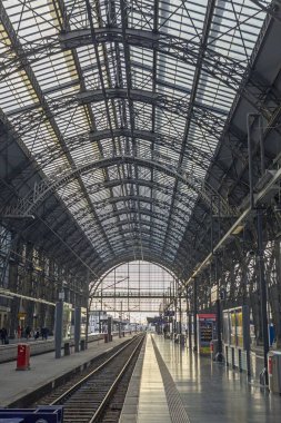 Frankfurt, Almanya - 22 Aralık 2021: Boş platformlu Frankfurt uluslararası tren istasyonuna bakın.
