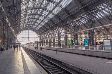 Frankfurt, Almanya - 22 Aralık 2021: Boş platformlu Frankfurt uluslararası tren istasyonuna bakın.