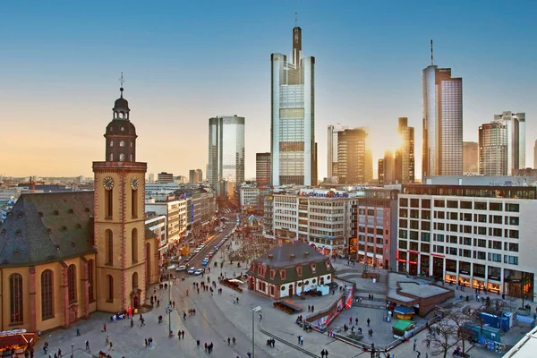 Frankfurt Almanya Şubat 2010 Frankfurt Şehir Merkezinde Gökdelenle Gün Batımı — Stok fotoğraf