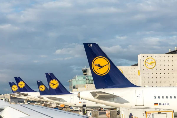 Frankfurt Alemania Junio 2017 Aviones Lufthansa Posición Aeropuerto Internacional Frankfurt — Foto de Stock