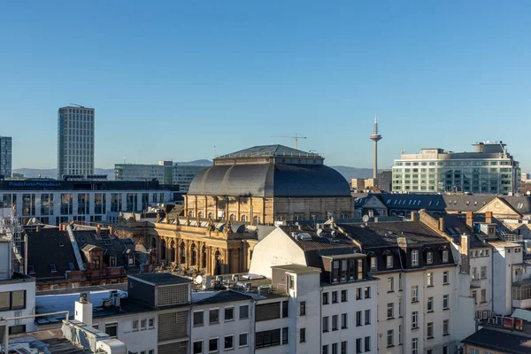 Frankfurt, Almanya - 21 Aralık 2021: Tarihi borsa ve ufuk çizgisine bakın.