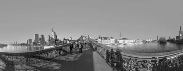 ドイツ フランクフルト 2021年12月21日 アイゼナー ステグ 有名な鉄橋が川を渡ります — ストック写真