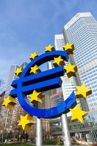 德国法兰克福 2021年12月22日 法兰克福著名的欧元标志在蓝天之下 背景是欧洲中央银行 Ecb 的摩天大楼 — 图库照片