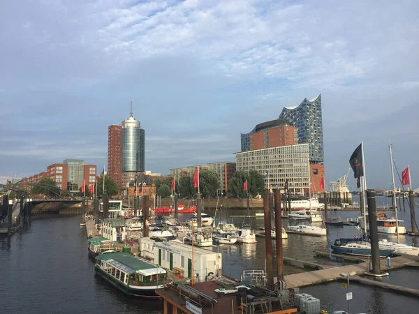 Hamburg Niemcy Sierpnia 2017 Widok Port Hamburgu Słynnej Elb Philharmonii — Zdjęcie stockowe