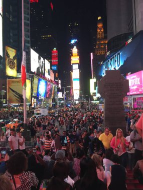 New York, Usa - 7 Ekim 2017: Akşam üzeri Times Meydanı 'nda haber, marka ve tiyatroların neon reklamları. Times Meydanı New York yaşamı ve eğlencesi için bir semboldür..