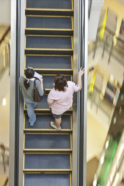 Bangkok Thailand December 2009 Women Using Moving Staircase Shopping Center — Stock Photo, Image