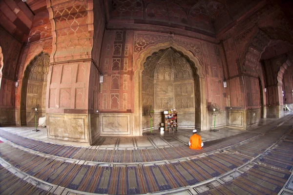 Delhi Índia Novembro 2011 Homem Orando Mesquita Jama Masjid Delhi — Fotografia de Stock