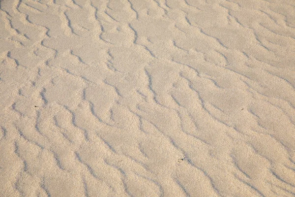 Фон Красивого Гармоничного Песчаного Пляжа Мягкими Волнами — стоковое фото