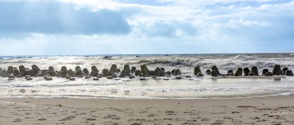 Storm Noordzee Golven Die Golfbrekende Betonnen Tetrapods Raken Het Strand — Stockfoto