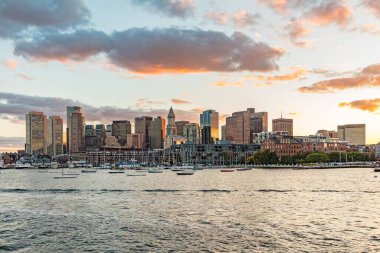 Günbatımında liman ve gökdelenle Boston, ABD 'nin gökyüzü