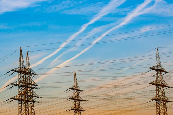 Torre Elettrica Nel Paesaggio Con Cielo Blu All Alba — Foto Stock