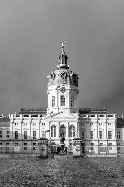 Berlin Deki Charlottenburg Kalesi Kara Bulutların Altında — Stok fotoğraf