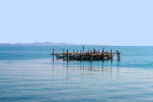 Rede Pesca Uma Ilha Bambu Artificial Oceano — Fotografia de Stock