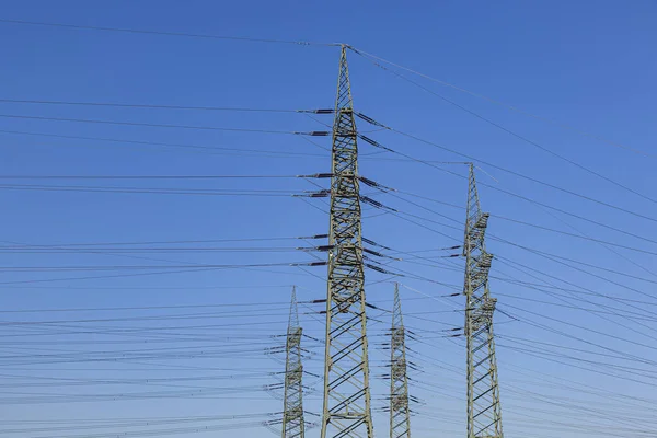 Güzel Manzara Ile Gök Elektrik Kulesi — Stok fotoğraf