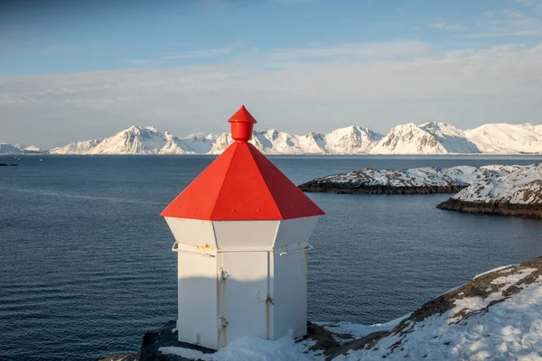 Μικρός Φάρος Στο Διάσημο Ψαροχώρι Henningsvaer Στο Lofoten Της Νορβηγίας — Φωτογραφία Αρχείου