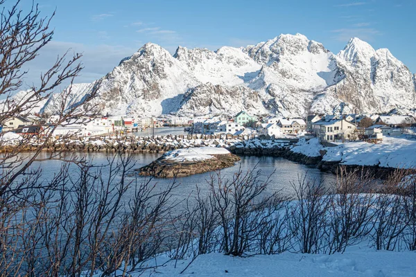 俯瞰挪威Henningsvaer村 雪山覆盖 — 图库照片