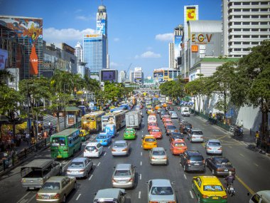Bangkok, Tayland - 22 Aralık 2009: Bangkok 'taki ana yol öğleden sonra trafiği sıkışık CENTRAL alışveriş merkezi yakınlarındaki araçlarla, Sukhumvit Bangkok, Tayland.