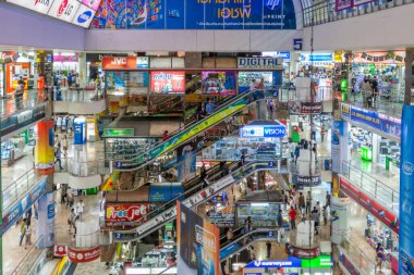 Bangkok, Tayland - 22 Aralık 2009: Tayland 'daki Pantip Plaza' nın içinde, Tayland 'daki büyük elektronik ve yazılım alışveriş kompleksi Bangkok, Tayland' da ucuza satılıyor..