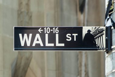New York, ABD - 9 Temmuz 2010: New York 'ta Wall Street tabelası.