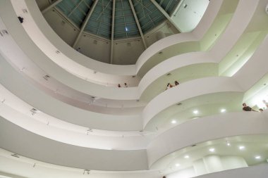 New York, ABD - 17 Temmuz 2010: Ünlü Guggenheim Müzesi 'nde öğleden sonra New York, ABD