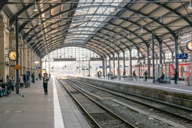 Wiesbaden, Almanya - 3 Mart 2022: İnsanlar Wiesbaden, Almanya 'daki tarihi klasik tren istasyonuna gitmek için acele ediyorlar..