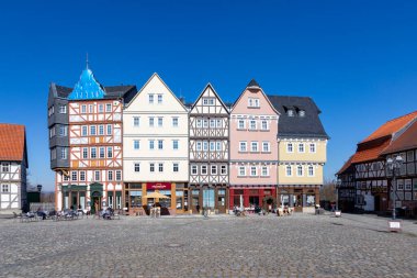 Neu Anspach, Almanya - 10 Mart 2022: Neu Anspach, Hessenpark 'ta pazar yeri. 1974 yılından bu yana, nesli tükenmekte olan 100 'den fazla bina Hessenpark Açık Hava Müzesi' nde yeniden inşa edildi..