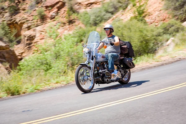 Parque Nacional Zion Julio 2008 Hombre Disfruta Navegar Con Harley — Foto de Stock