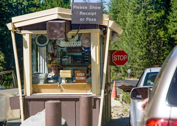 Yosemite Usa Lipca 2008 Wejście Parku Yosemite Budką Płatną Strażnikiem — Zdjęcie stockowe