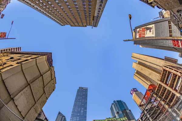 2010年7月8日 ブロードウェイ シアターと膨大な数のLedサインが特徴的なタイムズ スクエアは ニューヨーク市とアメリカ合衆国のシンボルである — ストック写真