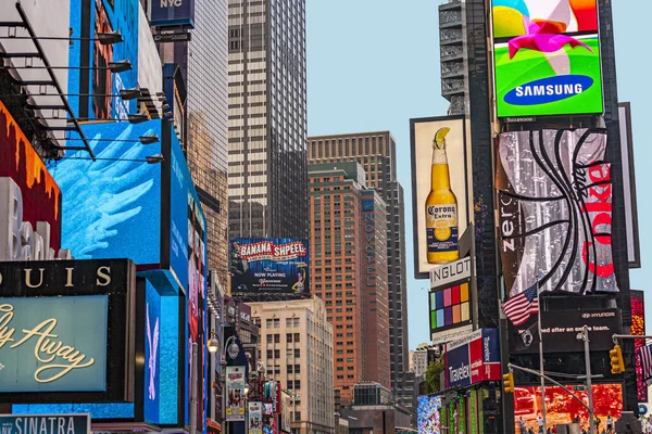 2010年7月8日 ブロードウェイ シアターと膨大な数のLedサインを特徴とするタイムズ スクエア Times Square 2010年7月8日にニューヨーク市とアメリカ合衆国の象徴である — ストック写真