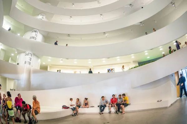 Nueva York Julio 2010 Dentro Del Famoso Museo Guggenheim Con — Foto de Stock