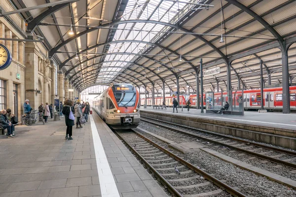 Wiesbaden Alemanha Março 2022 Pessoas Correm Para Trem Histórica Estação — Fotografia de Stock