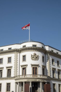 Hesse bayrağı mavi gökyüzünün altında Hessischer Landtag Almanya 'da, Wiesbaden