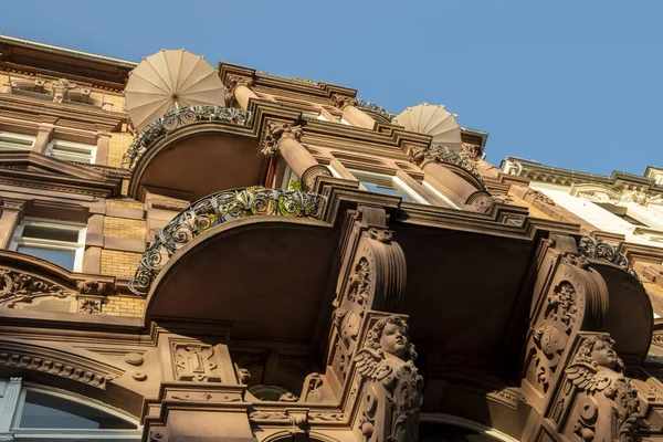 Alte Sandsteinfassade Mit Historischem Balkon Und Sonnenschirm Für Ein Sommersonnenbad — Stockfoto