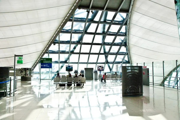 バンコク2010年1月5日 新空港の出発ゲートとホール スワンナプーム国際空港公式サイト — ストック写真