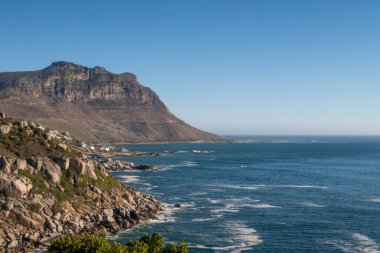 İnsanlar Cape Town, Güney Afrika 'daki güzel plajın tadını çıkarıyor..