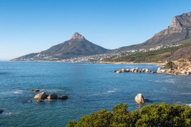 Cape Town, Güney Afrika - 15 Nisan 2018: İnsanlar Cape Town, Güney Afrika sahilinin tadını çıkarıyor.