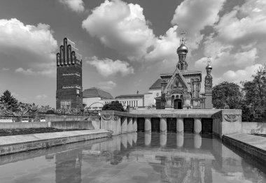 Mathildenhoehe Rus Şapel ve Darmstadt düğün kule mavi gökyüzü altında