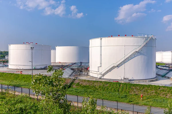 Weiße Öltanks Unter Blauem Himmel — Stockfoto