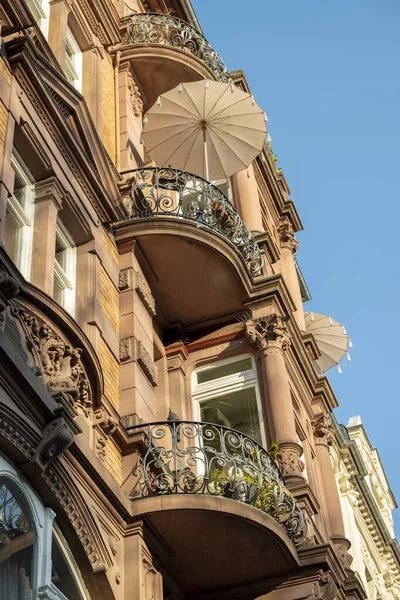 Ancienne Façade Grès Avec Balcon Historique Parasol Pour Bain Soleil — Photo