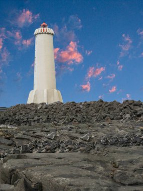 Akranes West Izlanda 'da kayalar sahilinde modern deniz feneri
