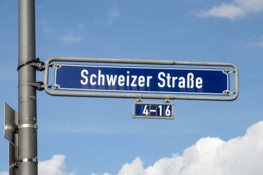 Emaye sokak tabelası Schweizer Caddesi - İsviçre Caddesi - Frankfurt, Almanya