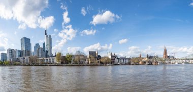 Frankfurt 'un ana nehri ile ufuk çizgisine doğru panoramik manzara, Almanya