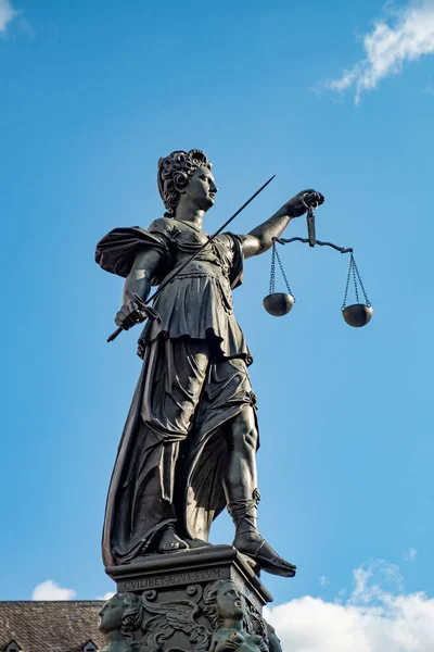 フランクフルトのローマーにおける女性司法の像法と正義の象徴 — ストック写真