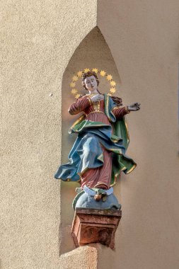Miltenberg, Almanya - 6 Nisan 2018: Bakire Meryem, Aşağı Franconia, Bavyera, Almanya 'da Miltenberg' in ana caddesinde heykel.