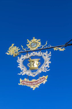 Rothenburg ob der Tauber, Almanya - 6 Nisan 2018: Marien Apotheke için imza - engl. Rothenburg ob der Tauber 'deki eski eczanenin duvarındaki Mary Eczanesi..