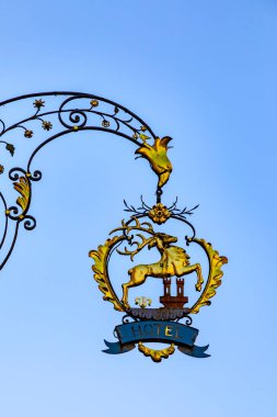 Rothenburg ob der Tauber, Almanya - 6 Nisan 2018: Almanya 'nın Rothenburg kentindeki bir otelin açık hava tabelası.