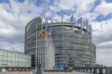 Strasbourg, Fransa - 18 Haziran 2018: Avrupa Birliği Parlamentosu 'nun bayrakları Fransa, Alsace, Fransa' da bulunan modern mimarisi