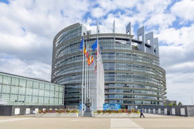 Strasbourg, Fransa - 18 Haziran 2018: Avrupa Birliği Parlamentosu 'nun bayrakları Fransa, Alsace, Fransa' da bulunan modern mimarisi