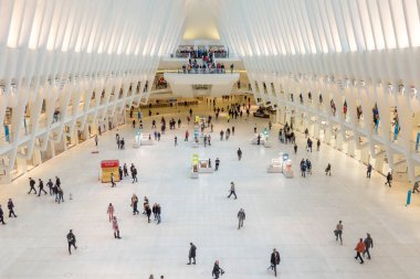 New York, ABD - 5 Kasım 2018: İnsanlar bir sonraki metro istasyonunu arıyorlar, eski Dünya Ticaret Merkezi istasyonu.